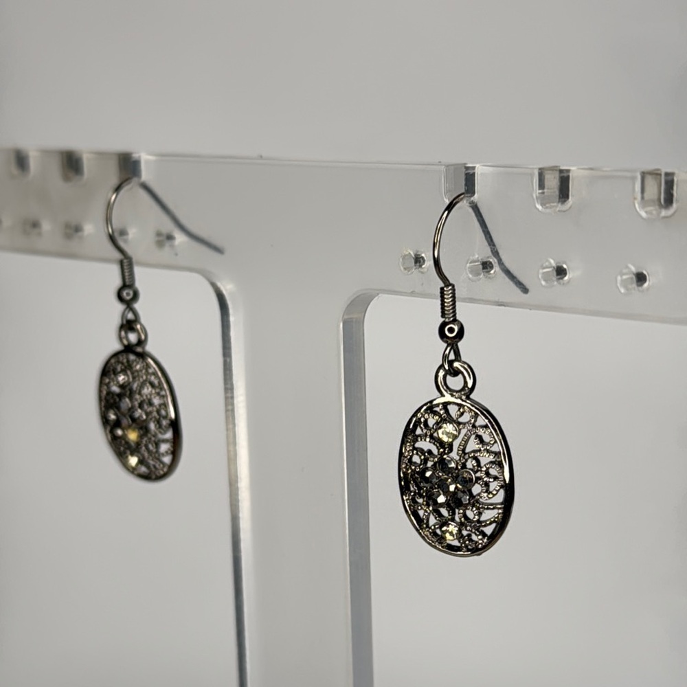 Timeless Silver Dangle Earrings with Vintage Charm - Picture 3 of 5